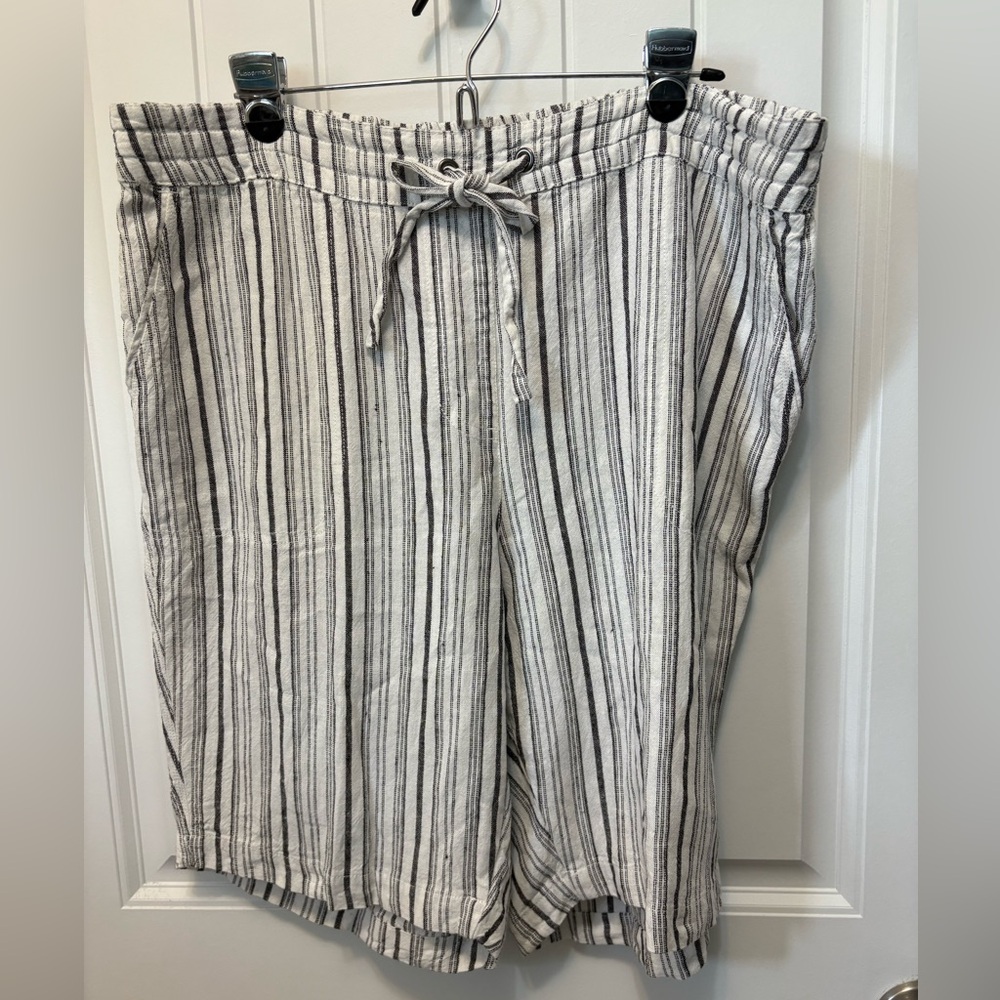 Per Se Grey Striped Women's Shorts. Size 2X. Elastic drawstring waist. Pockets!